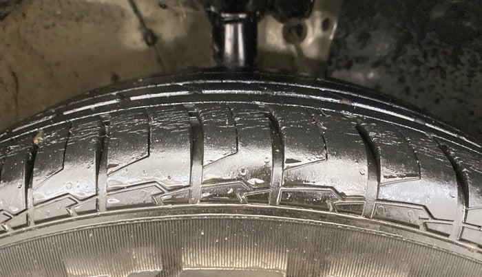 2022 KIA CARENS PRESTIGE 1.5 PETROL 7 STR, CNG, Manual, 14,845 km, Right Front Tyre Tread