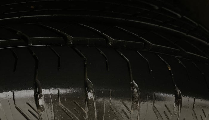 2024 Mahindra XUV700 AX 7 Luxury Pack Petrol AT 6 STR, Petrol, Automatic, 2,678 km, Right Rear Tyre Tread