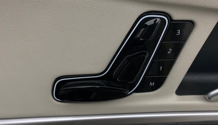 2024 Mahindra XUV700 AX 7 Luxury Pack Petrol AT 6 STR, Petrol, Automatic, 2,678 km, Driver Side Adjustment Panel