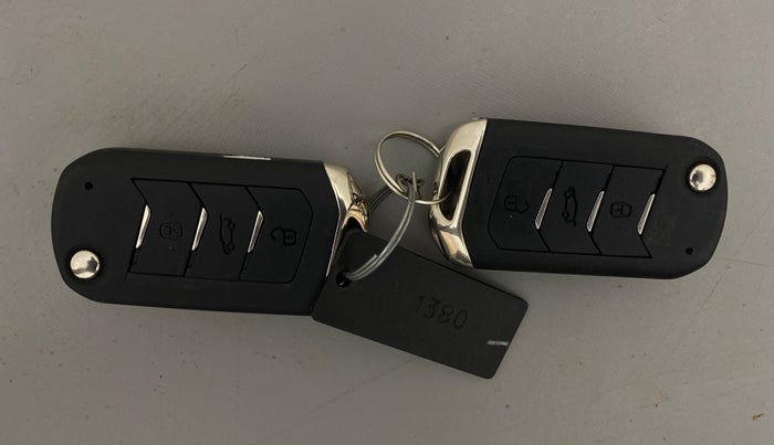 2024 Mahindra XUV700 AX 7 Luxury Pack Petrol AT 6 STR, Petrol, Automatic, 2,678 km, Key Close Up