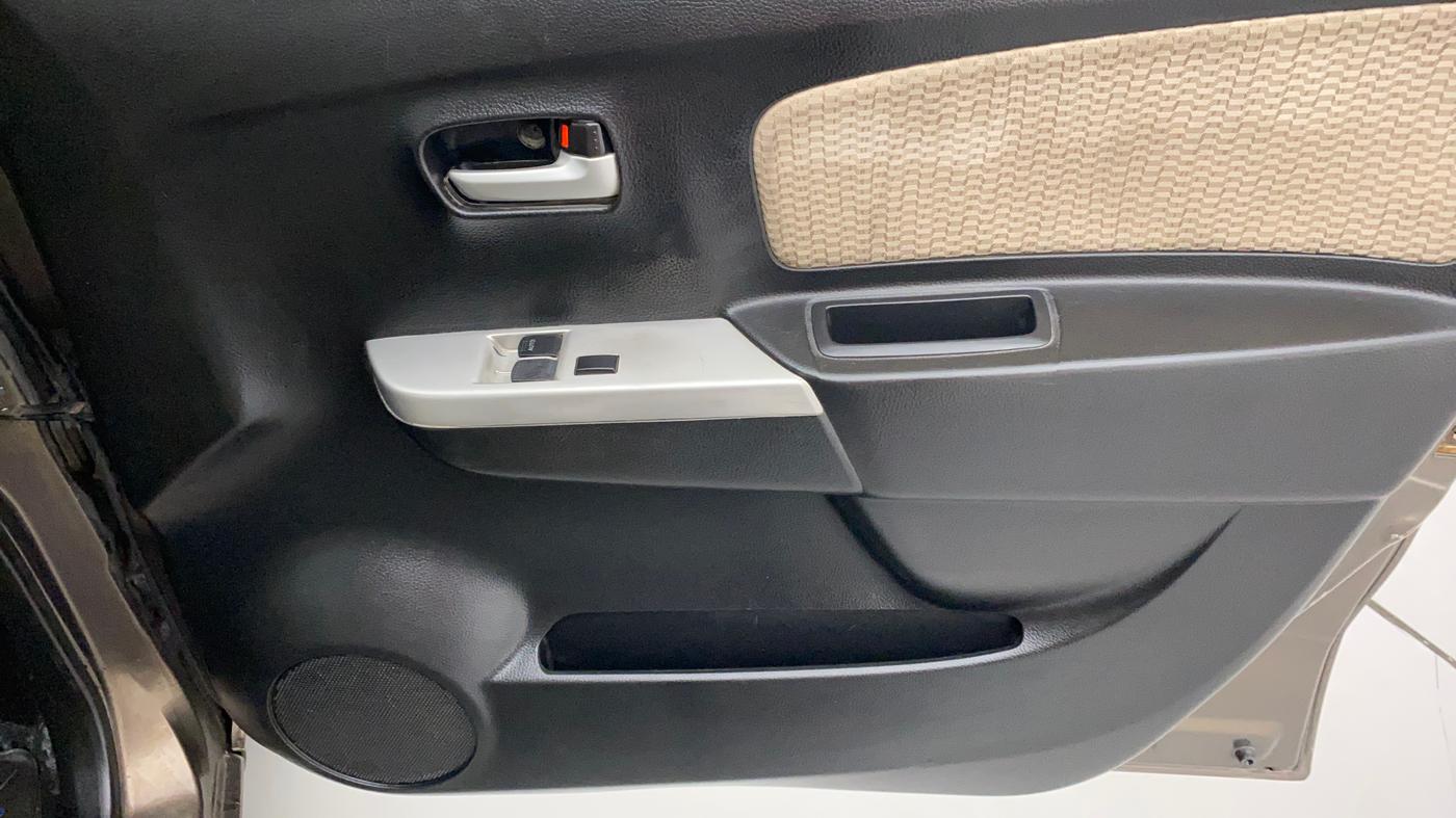 2017 Maruti Wagon R 1.0 LXI CNG, CNG, Manual, 70,007 km, Driver Side Door Panels Control