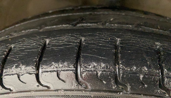 2017 Maruti Wagon R 1.0 LXI CNG, CNG, Manual, 70,007 km, Right Front Tyre Tread