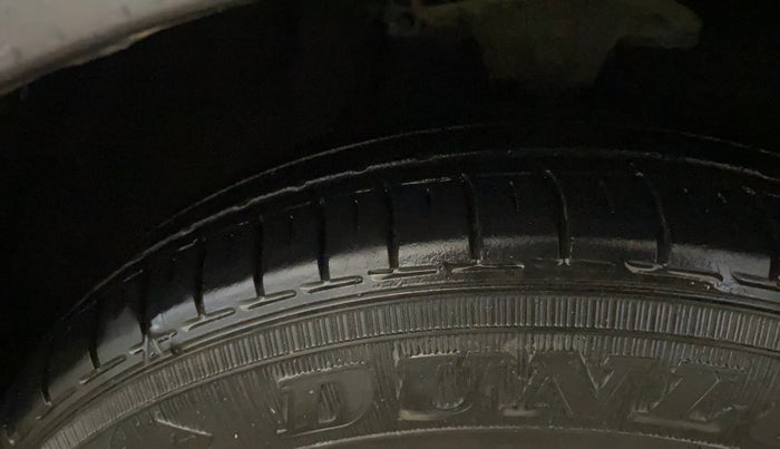 2014 Hyundai i10 MAGNA 1.1, Petrol, Manual, 33,275 km, Right Front Tyre Tread