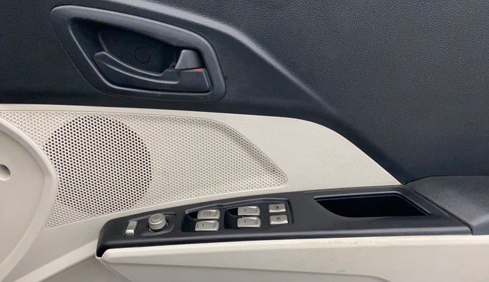 2019 Mahindra XUV300 W6 1.2 PETROL, Petrol, Manual, 72,860 km, Driver Side Door Panels Control