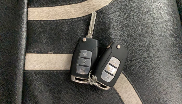 2019 Mahindra XUV300 W6 1.2 PETROL, Petrol, Manual, 72,860 km, Key Close Up