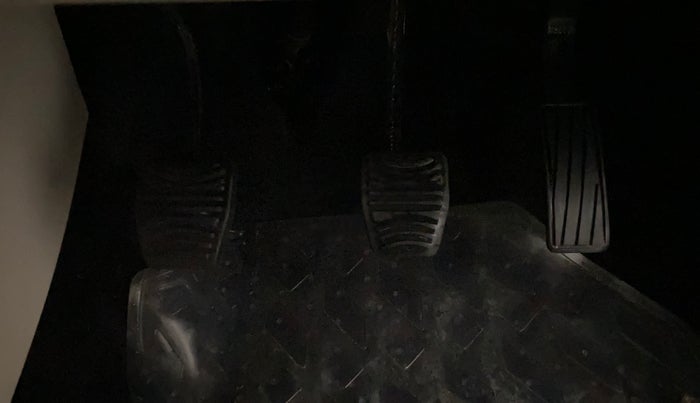 2019 Mahindra XUV300 W6 1.2 PETROL, Petrol, Manual, 72,860 km, Pedals