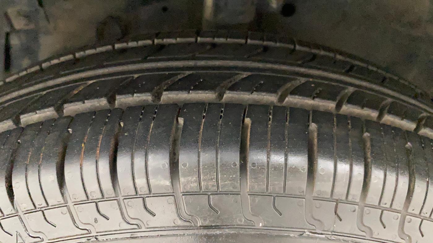 2015 Maruti Swift Dzire VXI, Petrol, Manual, 65,480 km, Left Front Tyre Tread