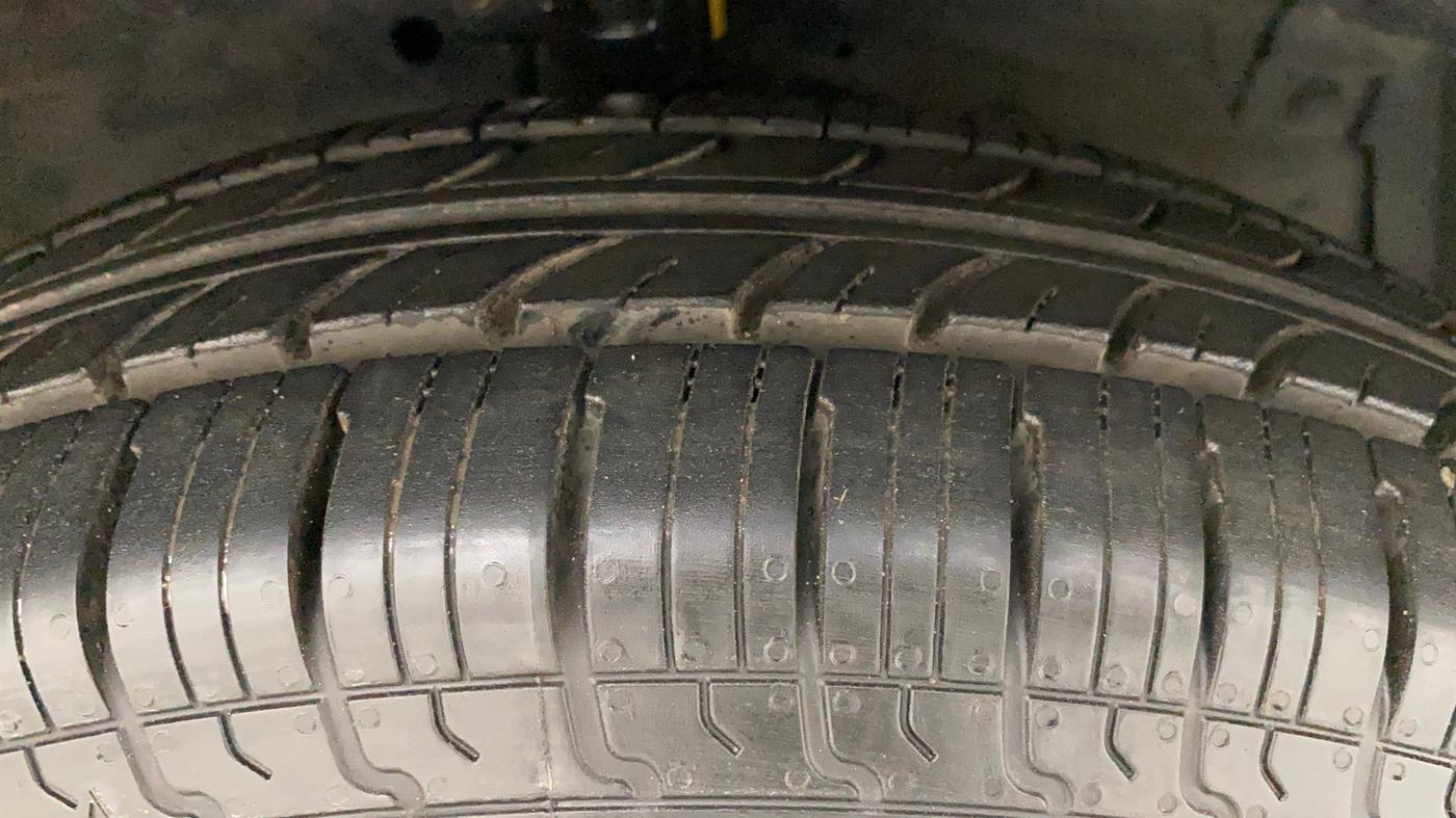 2015 Maruti Swift Dzire VXI, Petrol, Manual, 65,480 km, Right Front Tyre Tread