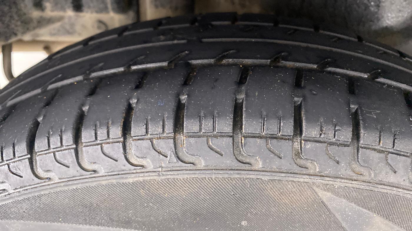 2016 Maruti Swift Dzire VXI, Petrol, Manual, 86,099 km, Right Rear Tyre Tread
