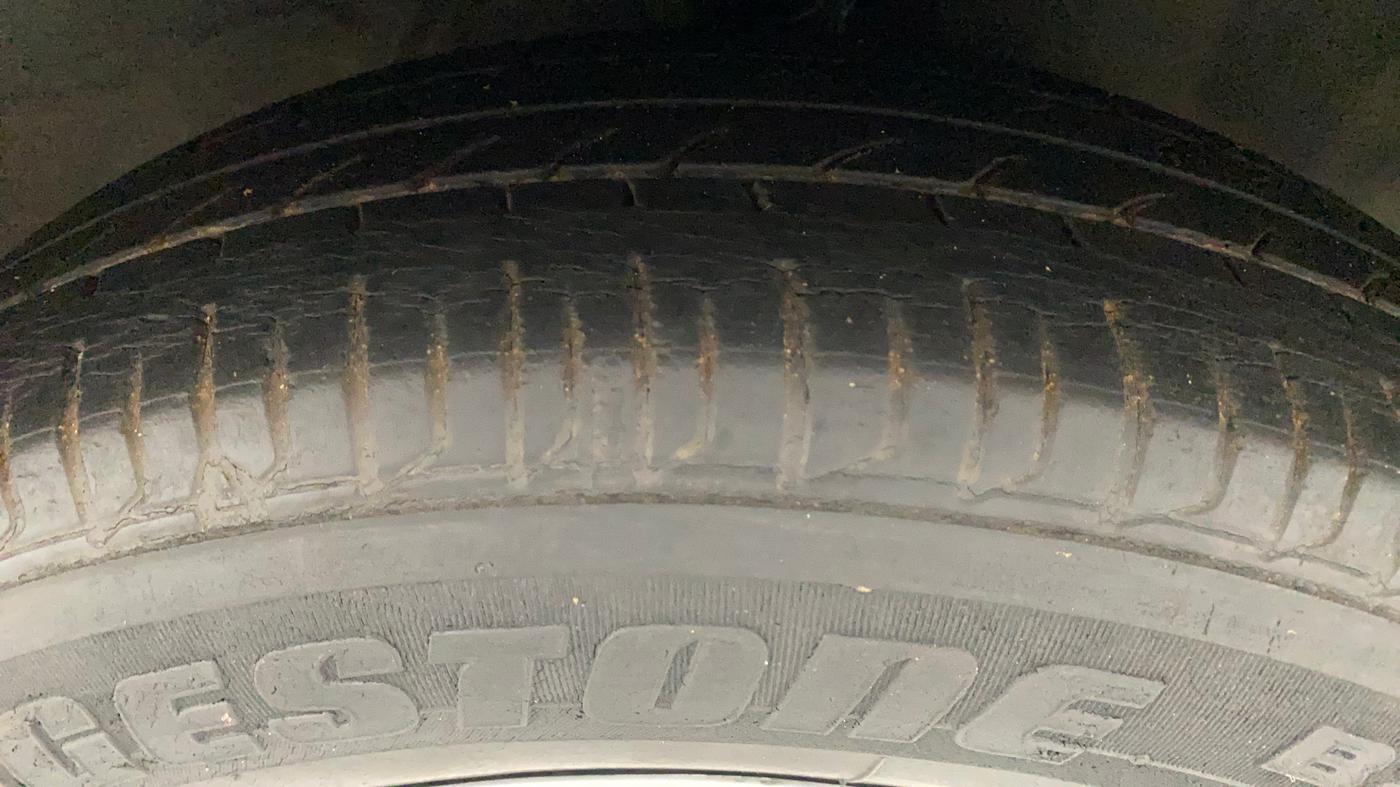 2013 Hyundai i10 MAGNA 1.2, Petrol, Manual, 38,141 km, Right Front Tyre Tread
