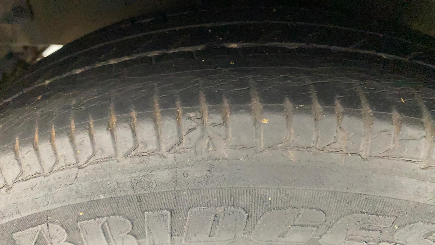 2013 Hyundai i10 MAGNA 1.2, Petrol, Manual, 38,141 km, Left Front Tyre Tread