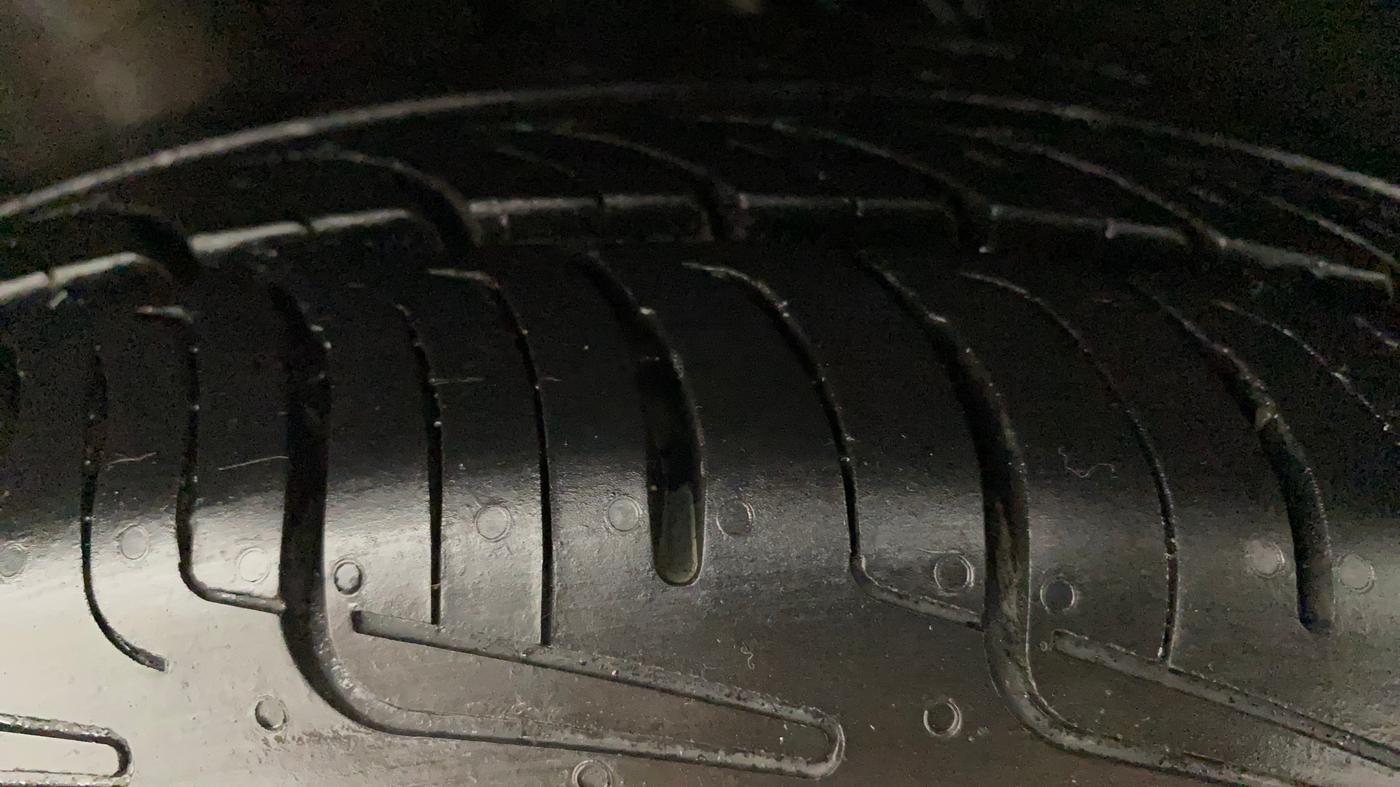2019 Renault Kwid RXT 1.0 AMT (O), Petrol, Automatic, 32,432 km, Right Rear Tyre Tread