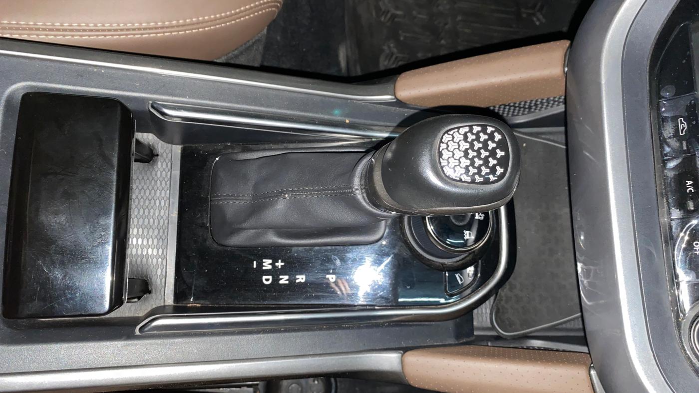 2020 Tata Harrier XZA PLUS 2.0L DUAL TONE, Diesel, Automatic, 13,056 km, Gear Lever