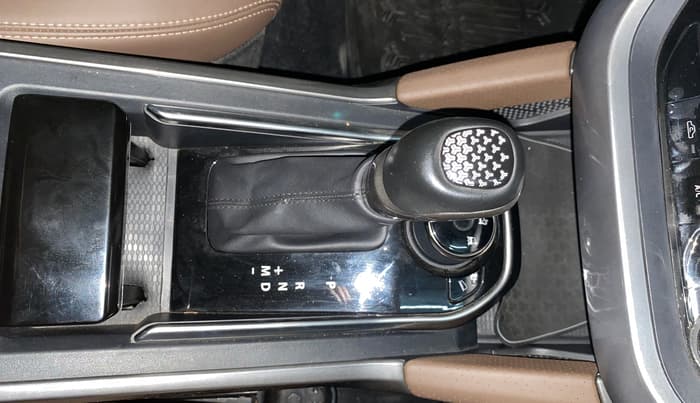 2020 Tata Harrier XZA PLUS 2.0L DUAL TONE, Diesel, Automatic, 13,056 km, Gear Lever