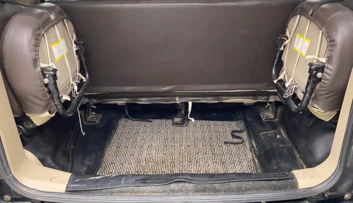 2017 Mahindra TUV300 T8, Diesel, Manual, 66,519 km, Boot Inside