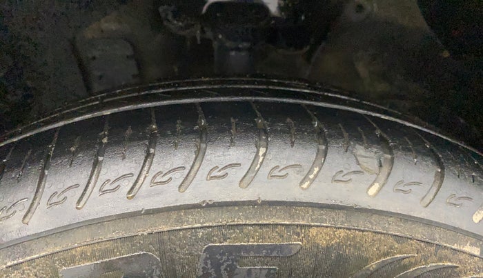 2022 KIA CARENS PRESTIGE PLUS 1.4 PETROL 7 STR, Petrol, Manual, 35,514 km, Left Front Tyre Tread
