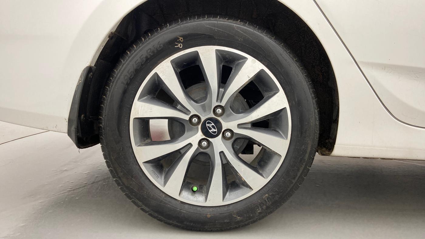 2016 Hyundai Verna 1.6 VTVT SX AT, Petrol, Automatic, 89,098 km, Right Rear Wheel