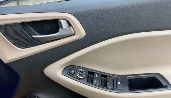 2018 Hyundai Elite i20 ASTA 1.4 CRDI, Diesel, Manual, 1,18,645 km, Driver Side Door Panels Control