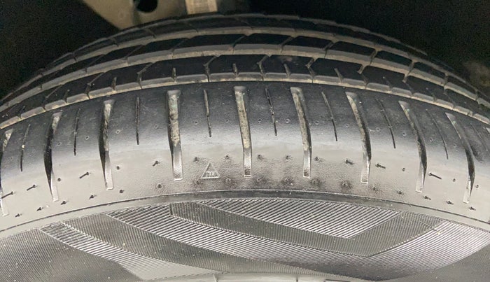 2012 Skoda Laura AMBIENTE 2.0 TDI CR AT, Diesel, Automatic, 1,04,705 km, Right Front Tyre Tread