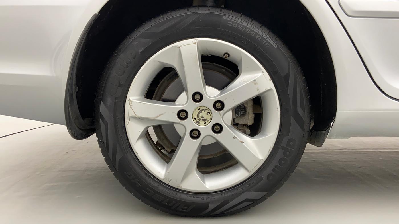 2012 Skoda Laura AMBIENTE 2.0 TDI CR AT, Diesel, Automatic, 1,04,705 km, Right Rear Wheel