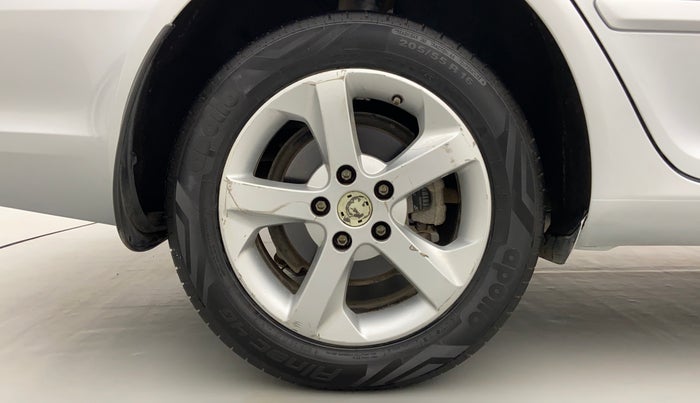 2012 Skoda Laura AMBIENTE 2.0 TDI CR AT, Diesel, Automatic, 1,04,705 km, Right Rear Wheel