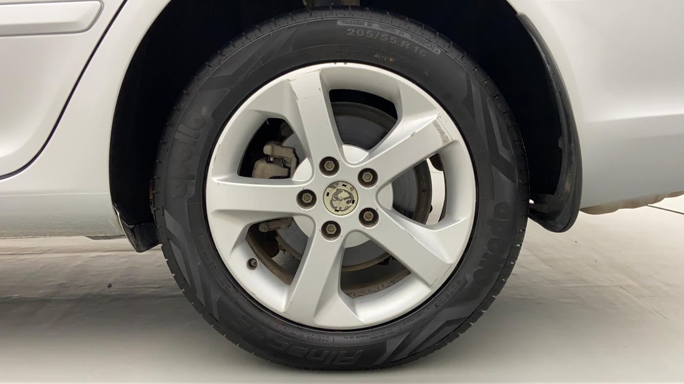 2012 Skoda Laura AMBIENTE 2.0 TDI CR AT, Diesel, Automatic, 1,04,705 km, Left Rear Wheel