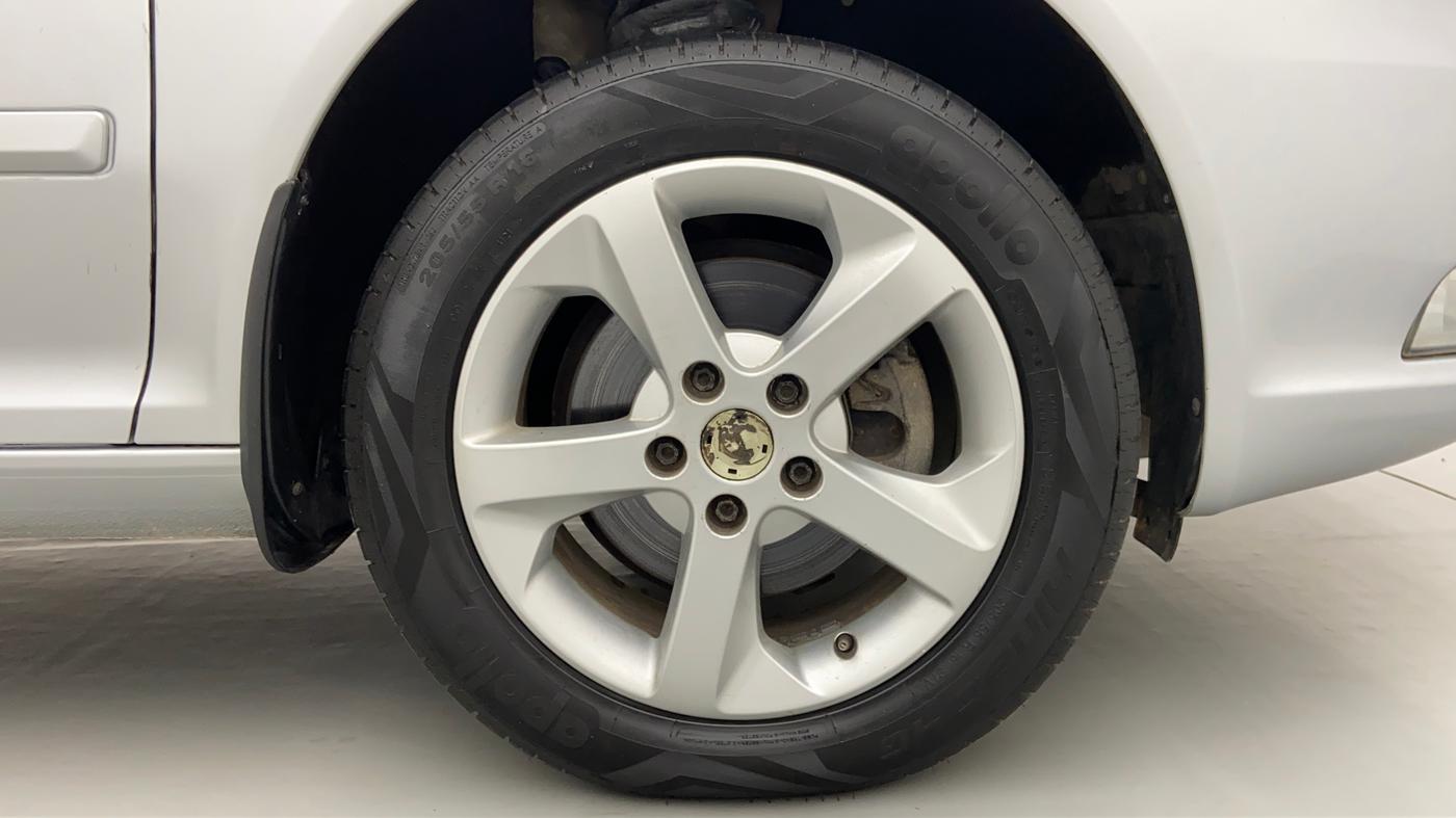 2012 Skoda Laura AMBIENTE 2.0 TDI CR AT, Diesel, Automatic, 1,04,705 km, Right Front Wheel