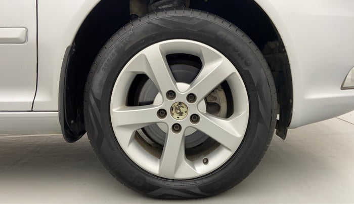 2012 Skoda Laura AMBIENTE 2.0 TDI CR AT, Diesel, Automatic, 1,04,705 km, Right Front Wheel