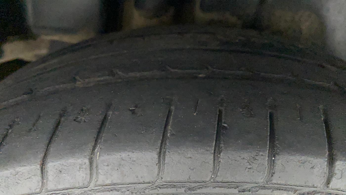 2014 Maruti Ciaz ZXI, CNG, Manual, 57,645 km, Right Rear Tyre Tread