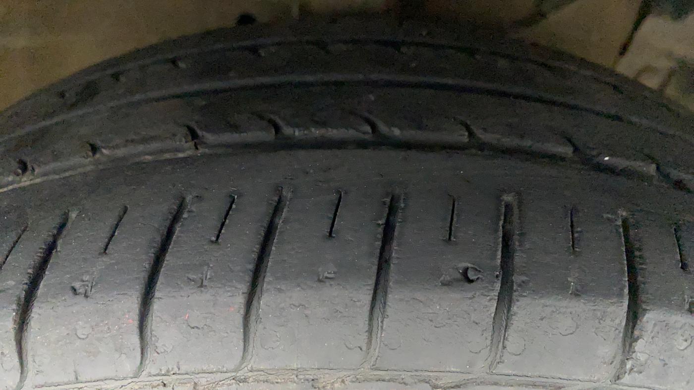 2014 Maruti Ciaz ZXI, CNG, Manual, 57,645 km, Right Front Tyre Tread