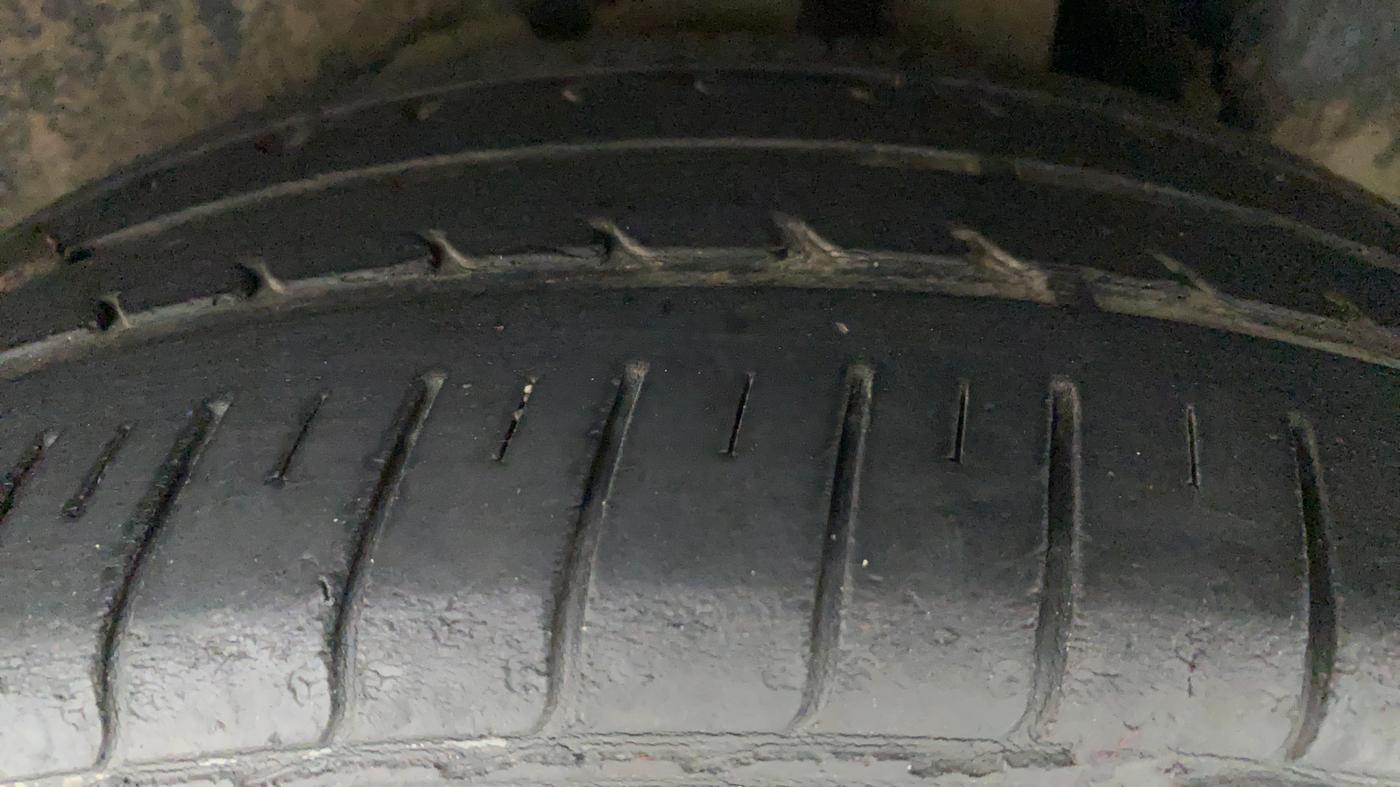 2014 Maruti Ciaz ZXI, CNG, Manual, 57,645 km, Left Rear Tyre Tread