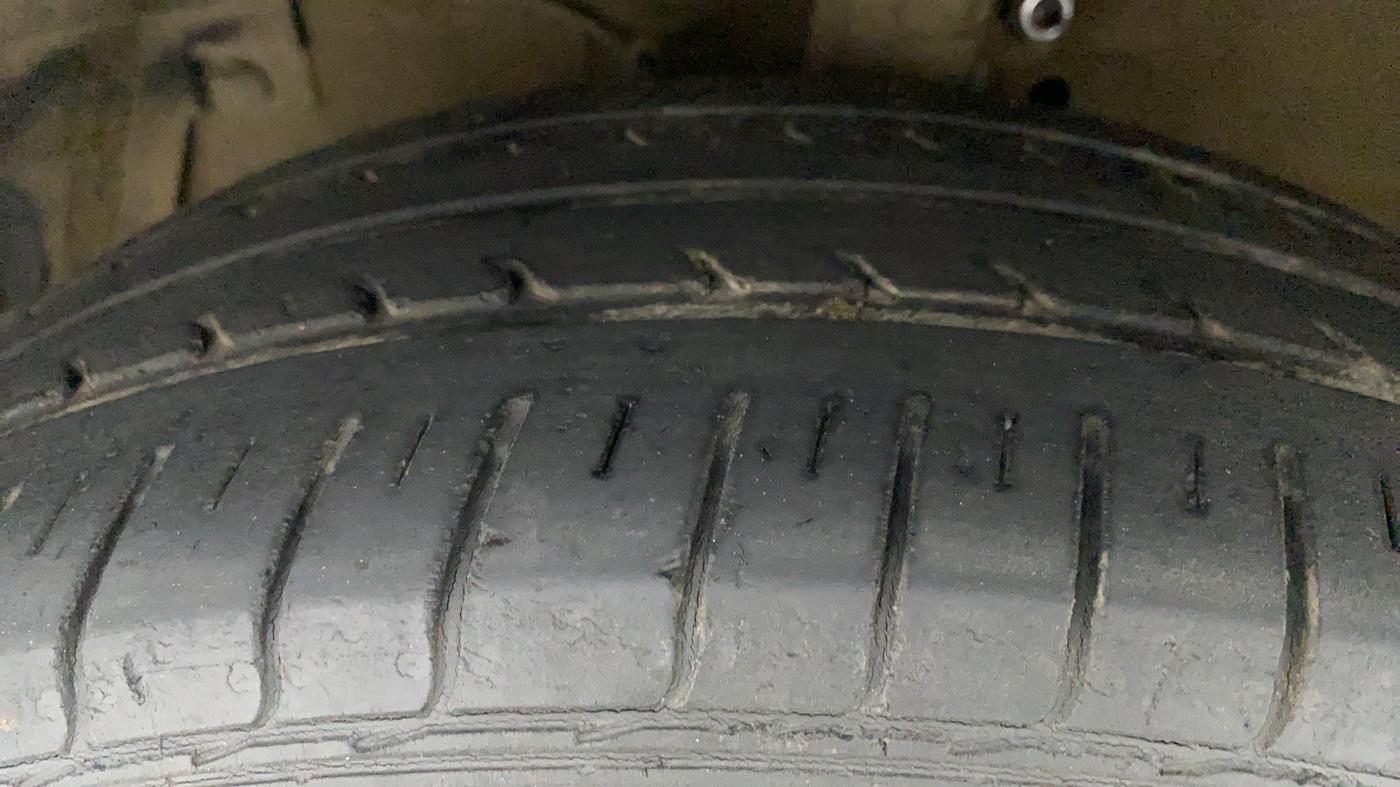 2014 Maruti Ciaz ZXI, CNG, Manual, 57,645 km, Left Front Tyre Tread