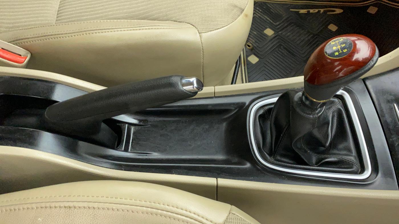 2014 Maruti Ciaz ZXI, CNG, Manual, 57,645 km, Gear Lever