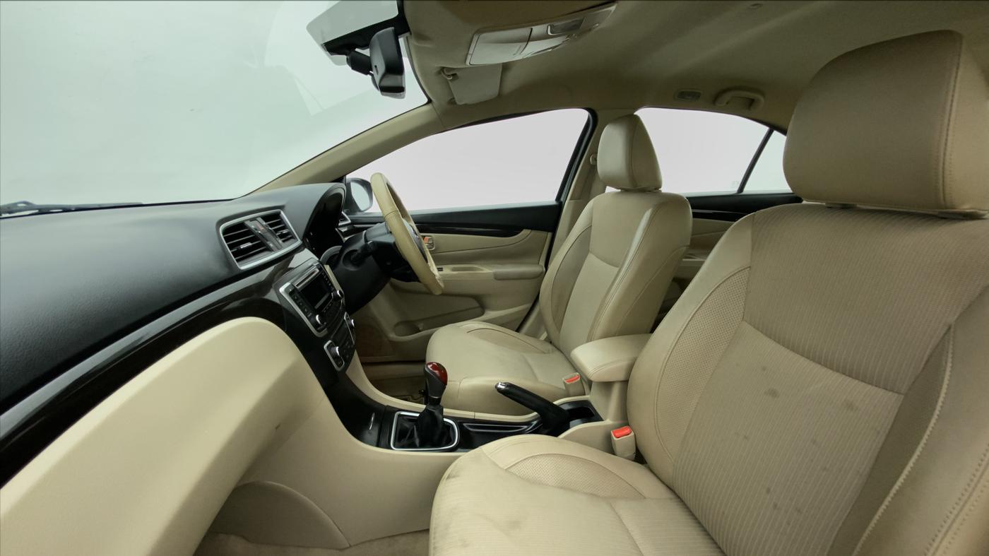 2014 Maruti Ciaz ZXI, CNG, Manual, 57,645 km, Right Side Front Door Cabin