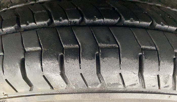 2016 Hyundai i10 MAGNA 1.1, Petrol, Manual, 60,445 km, Left Front Tyre Tread