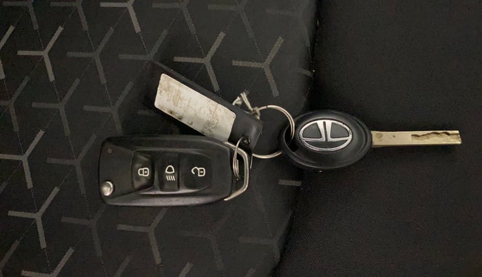 2022 Tata NEXON XM SUNROOF PETROL, Petrol, Manual, 32,800 km, Key Close Up