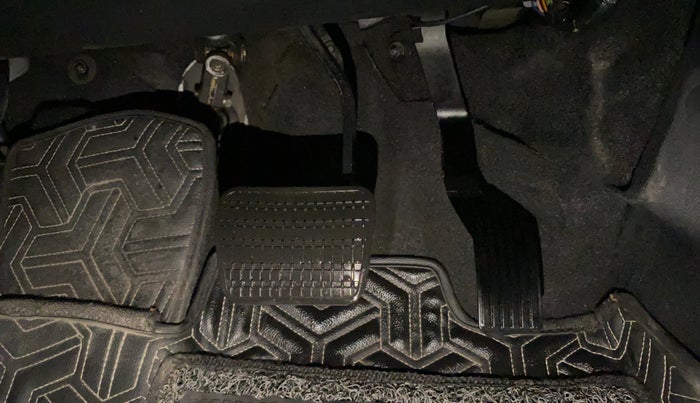 2023 Tata NEXON FEARLESS + SUNROOF DCA DUAL TONE 1.2 PETROL, Petrol, Automatic, 33,711 km, Pedals