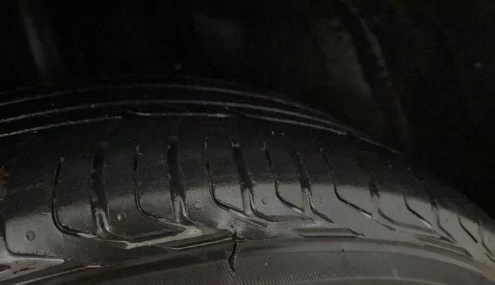 2023 Tata NEXON FEARLESS + SUNROOF DCA DUAL TONE 1.2 PETROL, Petrol, Automatic, 33,711 km, Right Front Tyre Tread