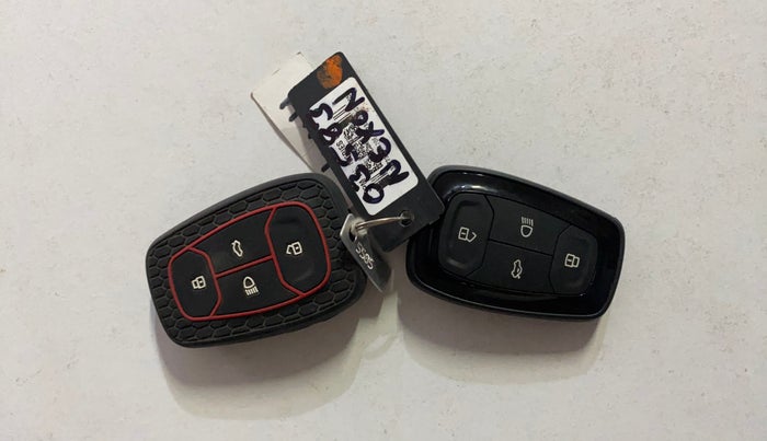 2023 Tata NEXON FEARLESS + SUNROOF DCA DUAL TONE 1.2 PETROL, Petrol, Automatic, 33,711 km, Key Close Up