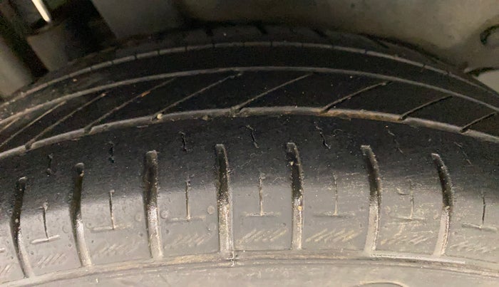 2012 Maruti Swift VXI, Petrol, Manual, 65,969 km, Right Rear Tyre Tread