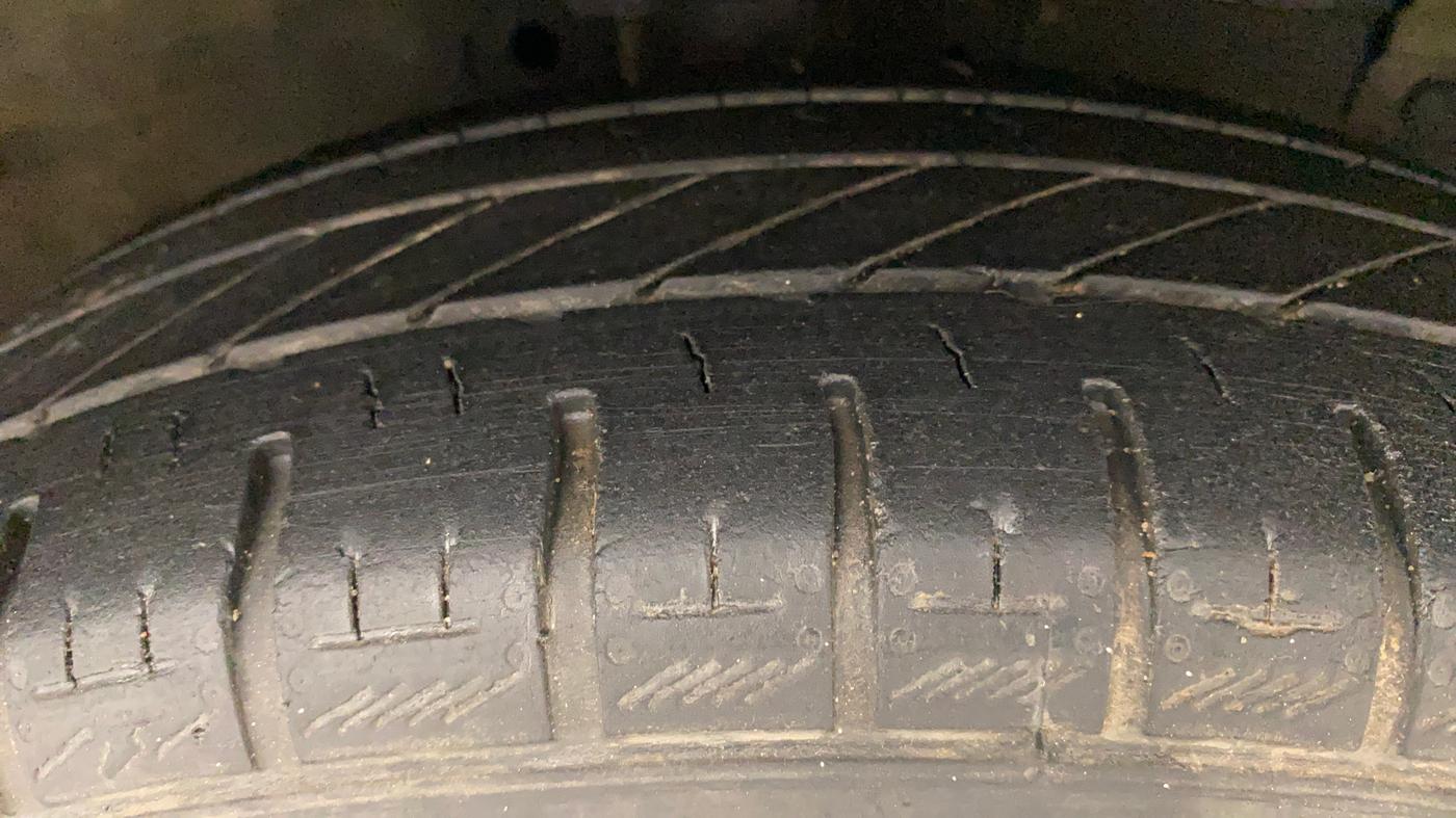 2012 Maruti Swift VXI, Petrol, Manual, 65,969 km, Right Front Tyre Tread