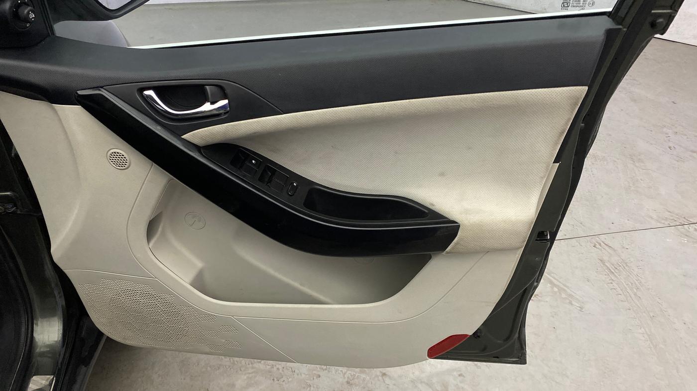 2021 Tata NEXON XZ PLUS DIESEL SUNROOF, Diesel, Manual, 95,859 km, Driver Side Door Panels Control