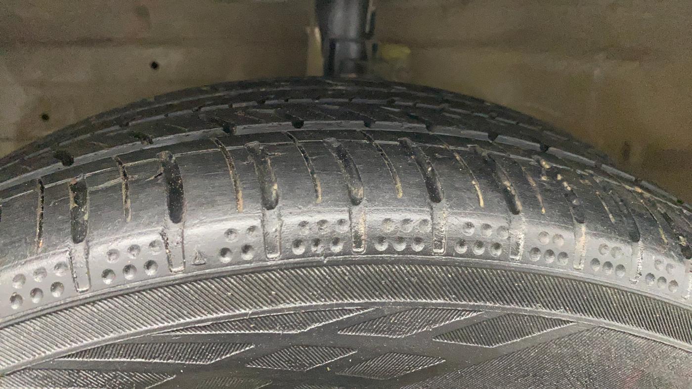 2013 Maruti Ertiga VXI, Petrol, Manual, 87,220 km, Left Front Tyre Tread