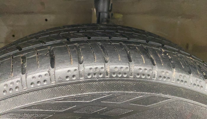 2013 Maruti Ertiga VXI, Petrol, Manual, 87,220 km, Left Front Tyre Tread