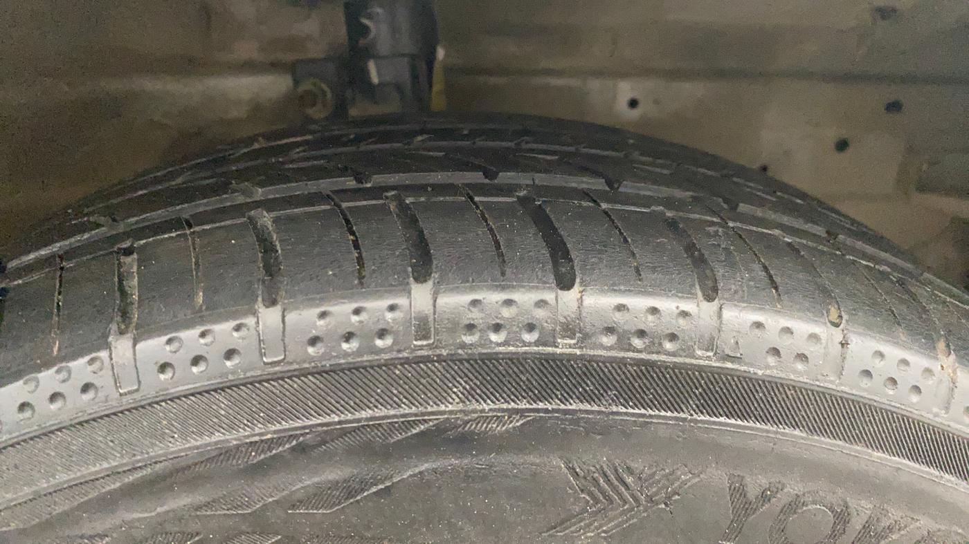 2013 Maruti Ertiga VXI, Petrol, Manual, 87,220 km, Right Front Tyre Tread