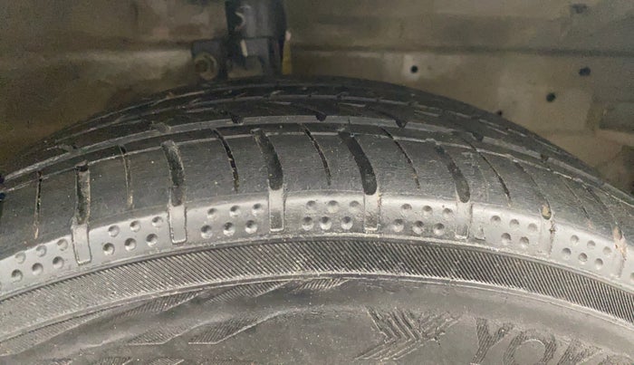 2013 Maruti Ertiga VXI, Petrol, Manual, 87,220 km, Right Front Tyre Tread