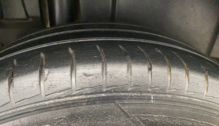 2013 Maruti Ertiga VXI, Petrol, Manual, 87,220 km, Right Rear Tyre Tread