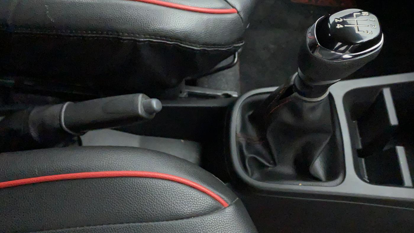 2022 Renault Kwid RXT 1.0, Petrol, Manual, 6,731 km, Gear Lever
