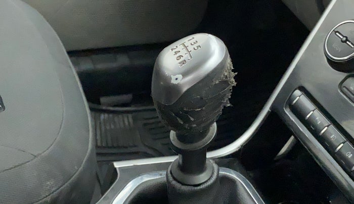 2018 Tata NEXON XZ PLUS DIESEL DUAL TONE, Diesel, Manual, 86,829 km, Gear lever - Knob cover torn