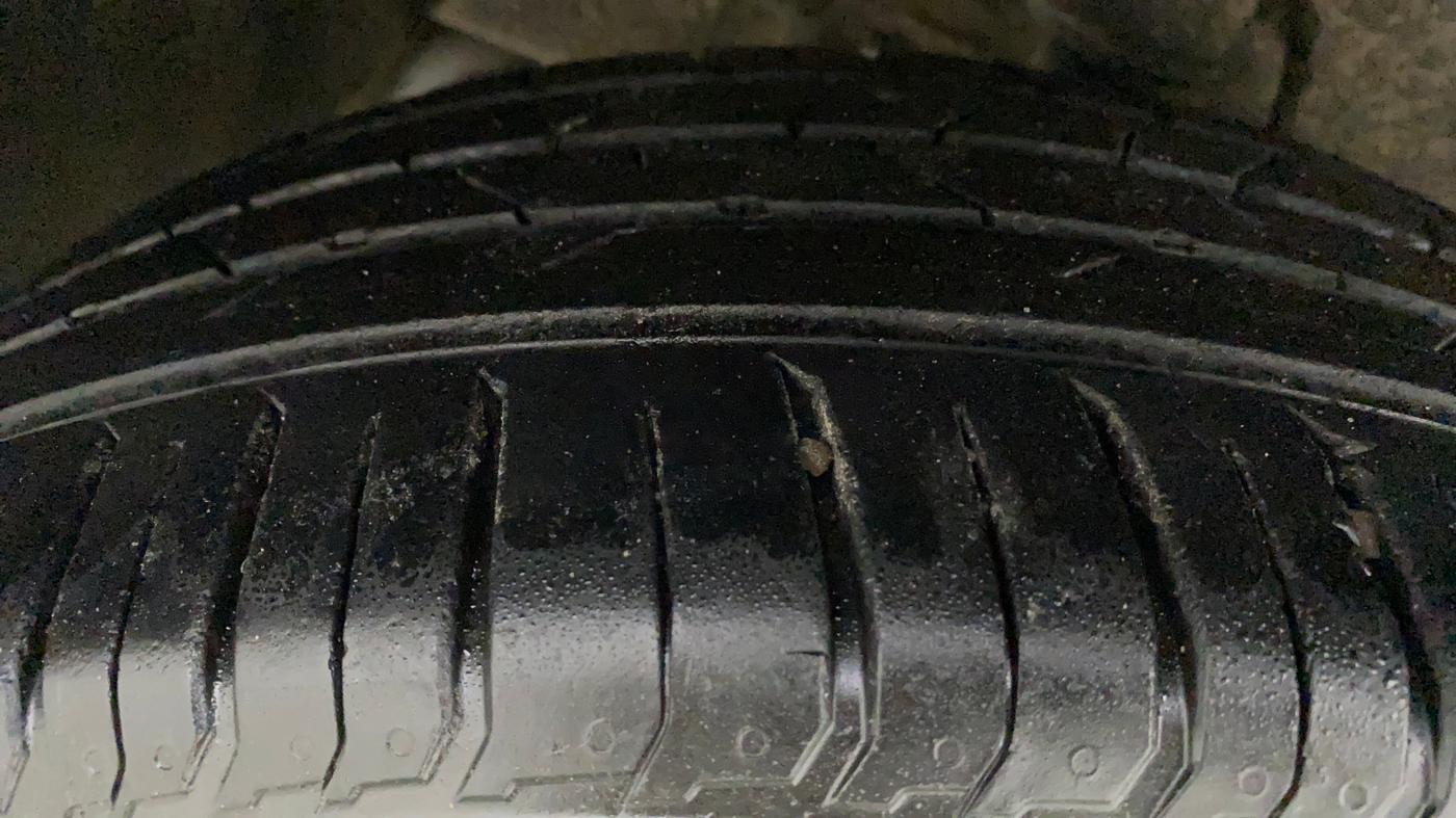 2018 Tata NEXON XZ PLUS DIESEL DUAL TONE, Diesel, Manual, 86,829 km, Right Rear Tyre Tread